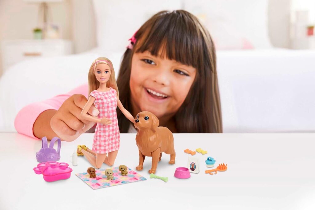 Barbie Doll and Pets Playset, Blonde Barbie Doll with Mommy Dog and 3 Puppies, Colour Changing Features and Barbie Pet Accessories, Toys for Ages 3 and Up, One Doll with Dogs, HCK75