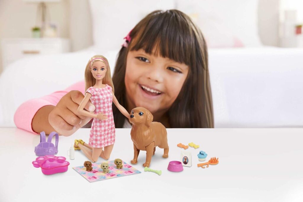 Barbie Doll and Pets Playset, Blonde Barbie Doll with Mommy Dog and 3 Puppies, Colour Changing Features and Barbie Pet Accessories, Toys for Ages 3 and Up, One Doll with Dogs, HCK75