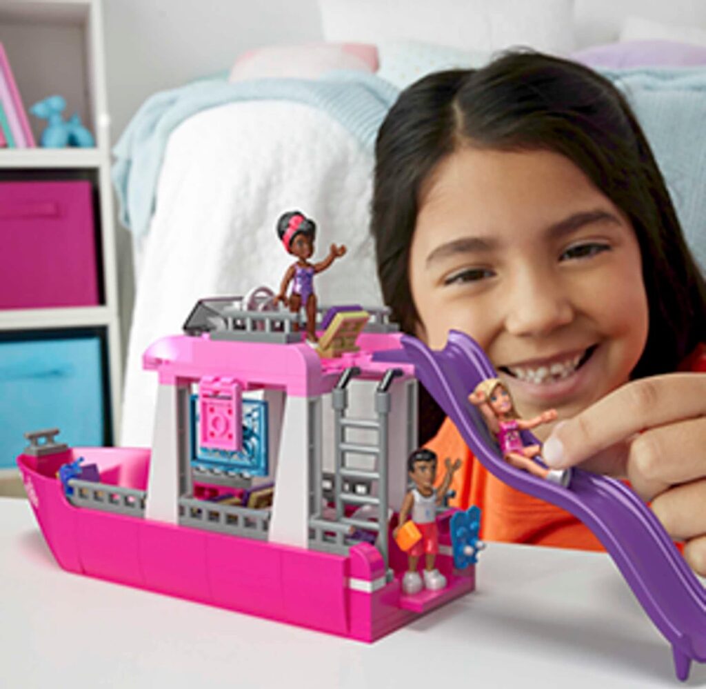 Barbie Dream Boat, building toy for boys and girls + 6 years, includes 317 blocks, 3 dolls and accessories, HPN79